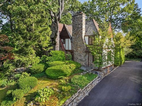 76 Vaughn Ave, New Rochelle, NY, 10801-3123 | Card Image