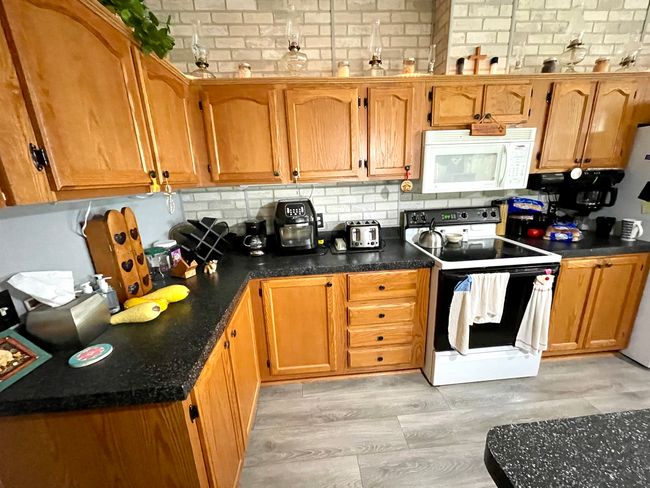 2135 Hillview Dr, Home with 3 bedrooms, 3 bathrooms and 2 parking in Princeton IL | Image 5