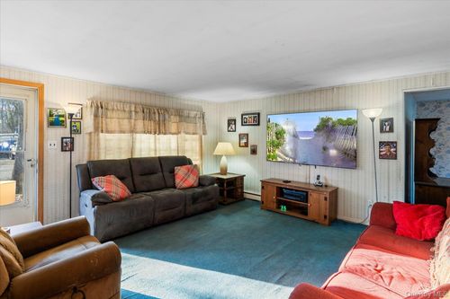 9 W 8th St, Ronkonkoma, NY, 11779-3818 | Card Image