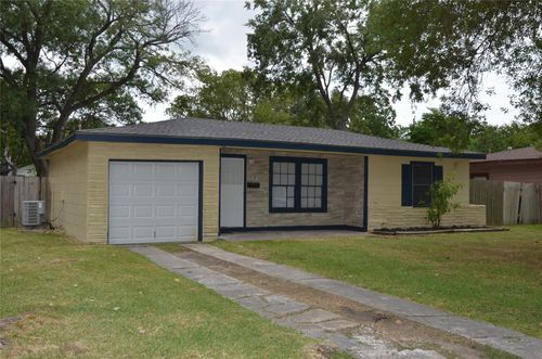 1518 3rd Ave N, Texas City, TX, 77590-7328 | Card Image