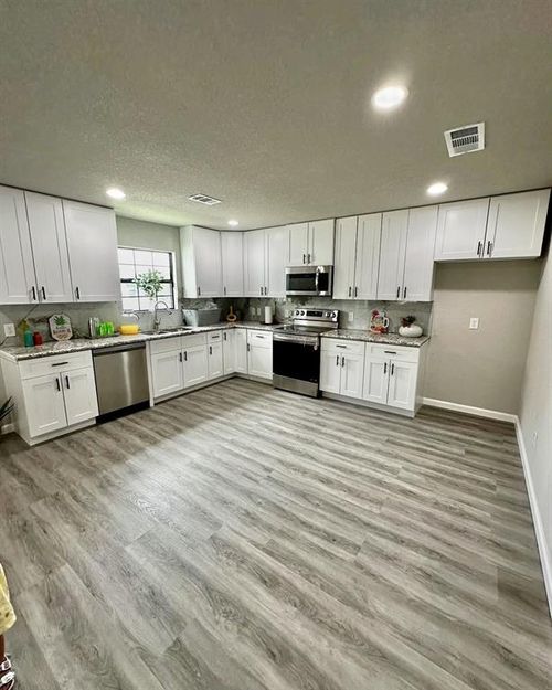 cr653-231 Dehart St, Liverpool, TX, 77577-9711 | Card Image