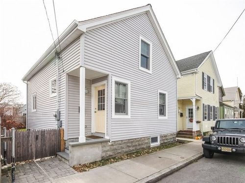 13 Lucas Ave, Newport, RI, 02840-3918 | Card Image