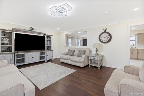 31042 Wellston Dr, Warren, MI, 48093-1752 | Card Image