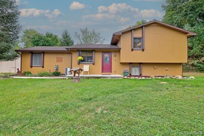 3121 Groveland Road, Home with 3 bedrooms, 2 bathrooms and null parking in Groveland Twp MI | Image 3