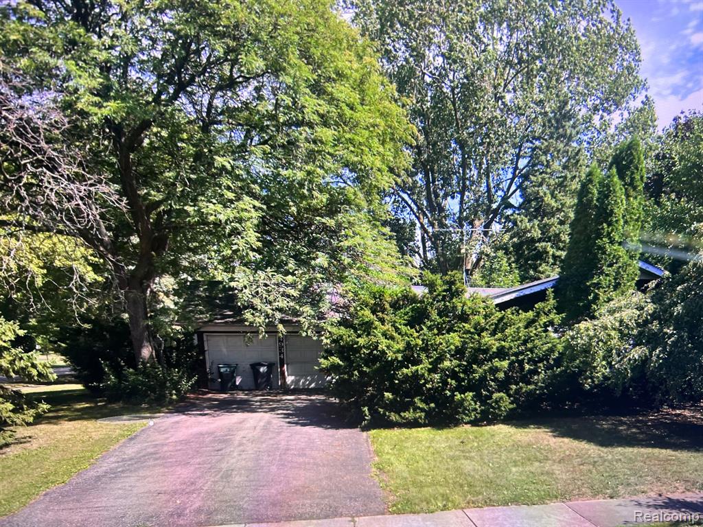 Danbury Dr, Troy, MI 48085