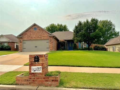 1707 Walnut Hill Ln, Claremore, OK, 74019-3583 | Card Image