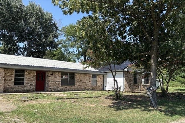 Ranch-style house with a garage, a front lawn, and brick siding | Image 36