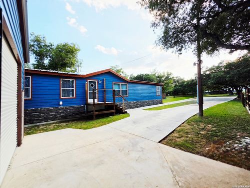 135 Lakeshore Dr S, Bandera, TX, 78003-4150 | Card Image