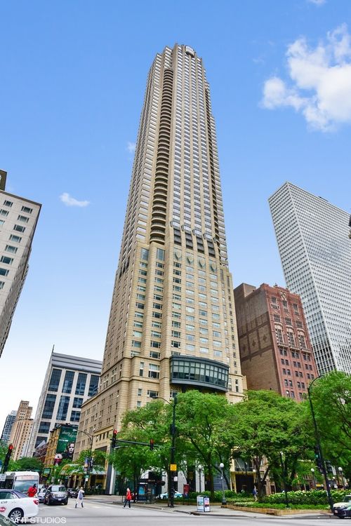 ph67-800 N Michigan Ave, CHICAGO, IL, 60611-2105 | Card Image