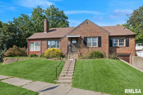 822 W Rusholme St, Davenport, IA, 52804-1928 | Card Image