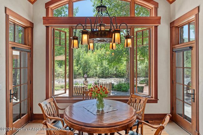 Three-sided space, all windows with views of the river. | Image 20