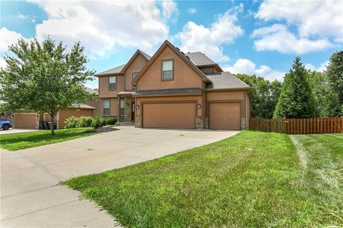 833 Rock Creek Dr, Lansing, KS, 66043-7300 | Card Image