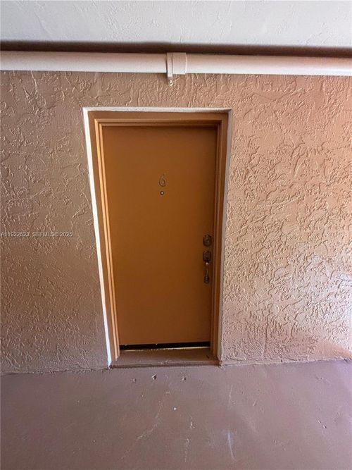 apt-q6-7121 Miami Lakes Dr, Miami Lakes, FL, 33014-6926 | Card Image