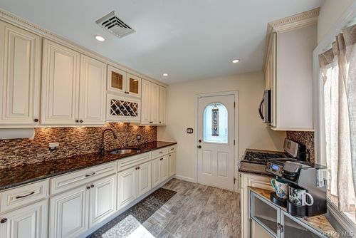 1042 Manor Ln, Bay Shore, NY, 11706-6211 | Card Image