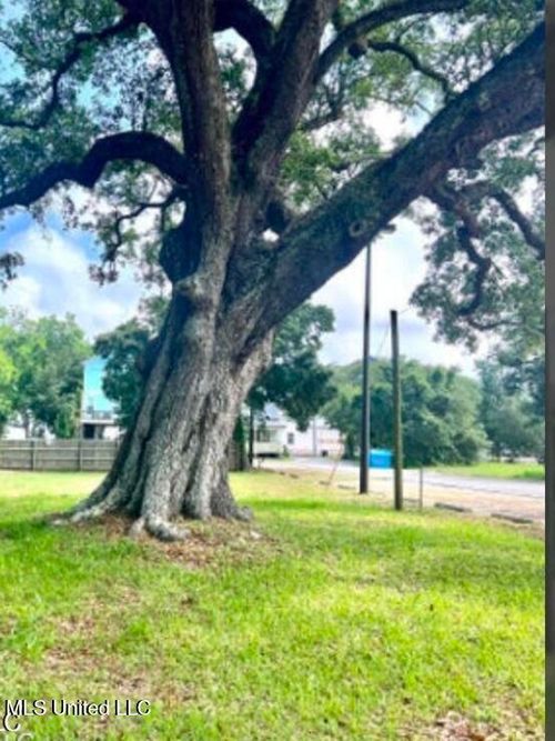 369 Howard Ave, Biloxi, MS, 39530-4511 | Card Image