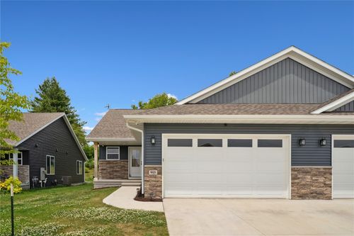 915 Prairie View Dr, West Branch, IA, 52358-8805 | Card Image