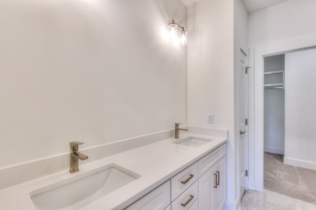 Owners bathroom. | Image 19