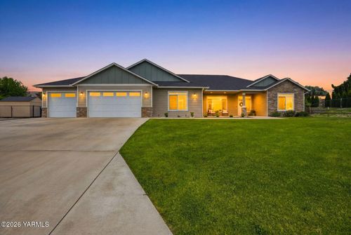 6712 Oliver Dr, Yakima, WA, 98901-8040 | Card Image