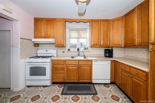 24 5th Ave, New Rochelle, NY, 10801-2702 | Card Image