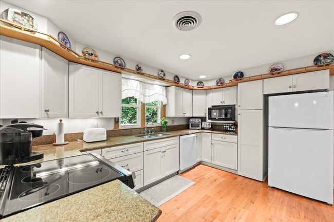 8 Center St, House other with 4 bedrooms, 3 bathrooms and null parking in Bennington VT | Image 6