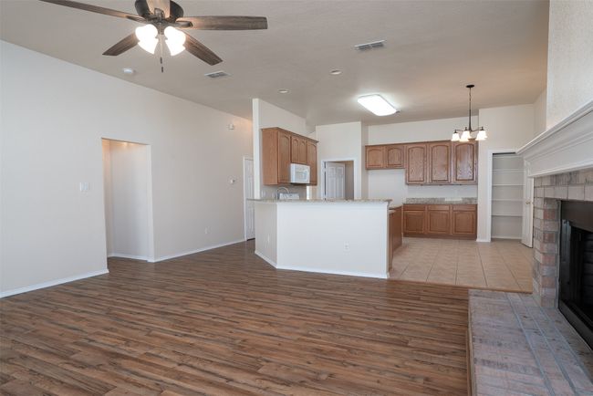 Open concept living room/kitchen | Image 12