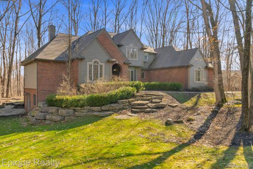 9155 Kelly Lake Dr, Clarkston, MI, 48348-2588 | Card Image