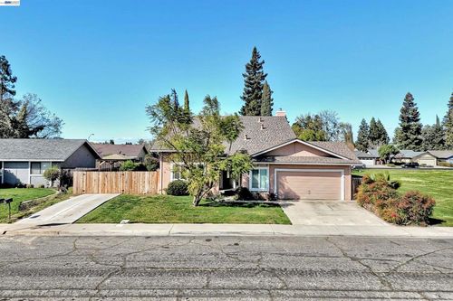 1425 Forest Dr, Turlock, CA, 95380-2907 | Card Image