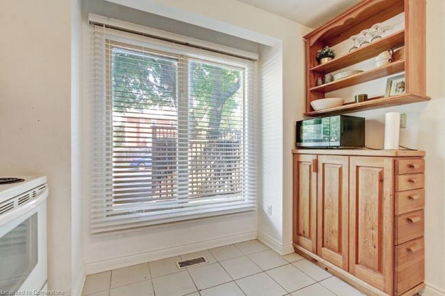 2 - 561 Princess Ave, Townhouse with 3 bedrooms, 3 bathrooms and 2 parking in London ON | Image 11