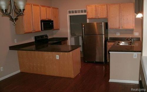 579 N Pontiac Trl, Walled Lake, MI, 48390-3442 | Card Image