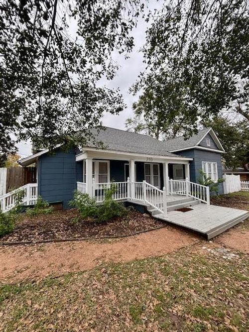 210 E Phillips St, Conroe, TX, 77301-2646 | Card Image