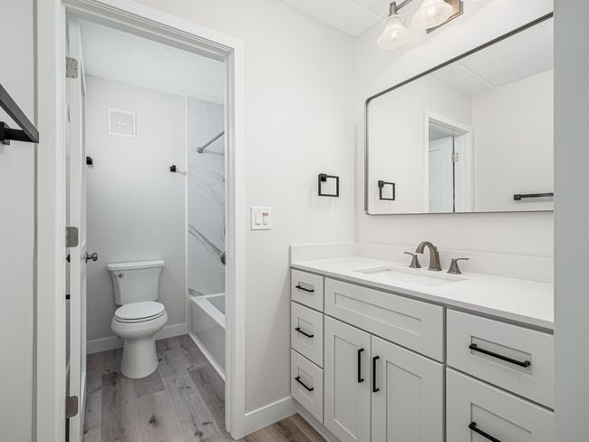 10411 Cedar Lk Rd S Apt 411-large-010-017-Bathroom-1334x1000-72dpi.jpg | Image 6