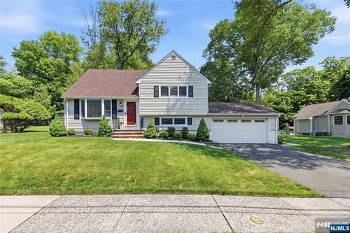 77 White Pond Rd, Waldwick, NJ, 07463-1349 | Card Image