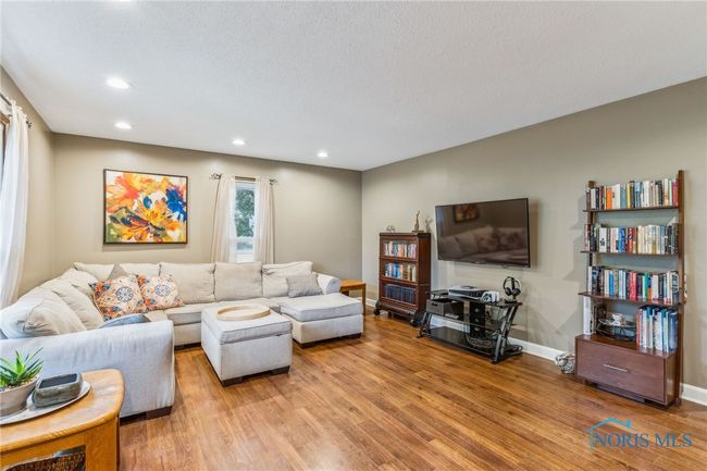 6727 Pelton Dr, House other with 3 bedrooms, 2 bathrooms and 2 parking in Whitehouse OH | Image 9