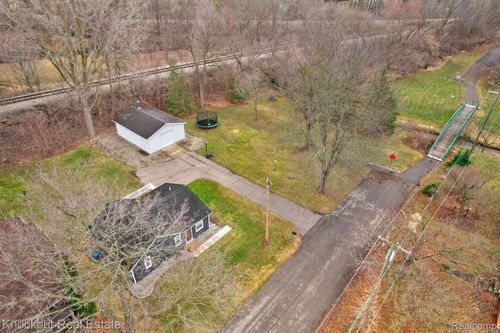 213 E Maple St, Vassar, MI, 48768-1326 | Card Image