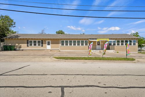 652 Meadow Park Dr, White Settlement, TX, 76108-2804 | Card Image