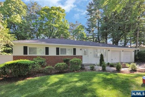 89 Wyoming Rd, Paramus, NJ, 07652-3230 | Card Image