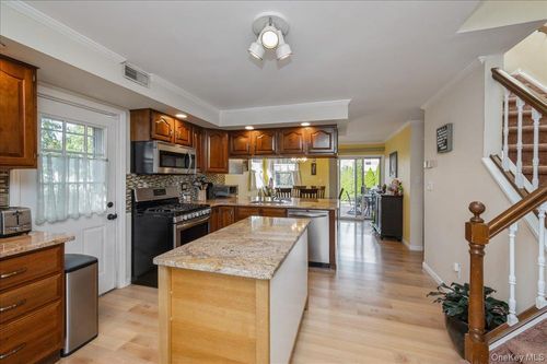 10 Nancy Ln, Hicksville, NY, 11801-6024 | Card Image