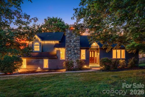 2 Jaks Ridge Dr, Asheville, NC, 28805-1460 | Card Image