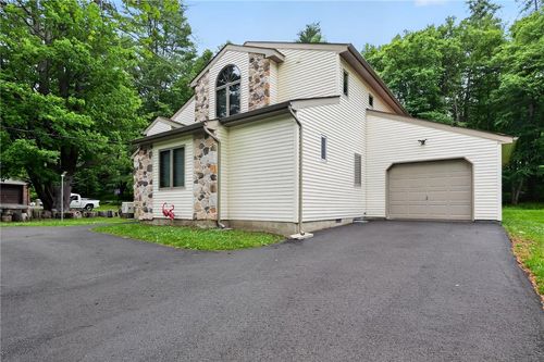 1119 Mink Ct, Bushkill, PA, 18324-8315 | Card Image