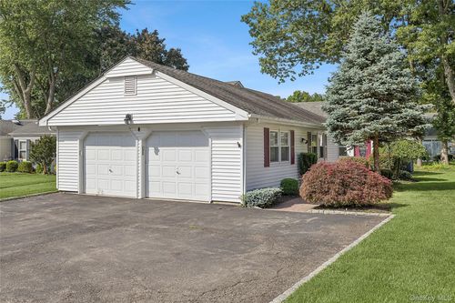 4 Flair Way, Brookhaven, NY, 11727 | Card Image