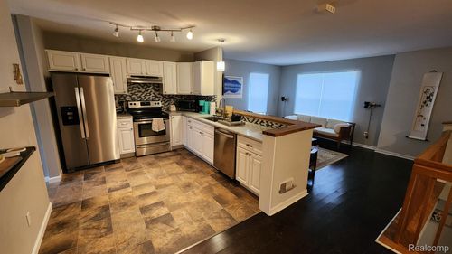61-870 Lothrop Rd, Detroit, MI, 48202-2736 | Card Image