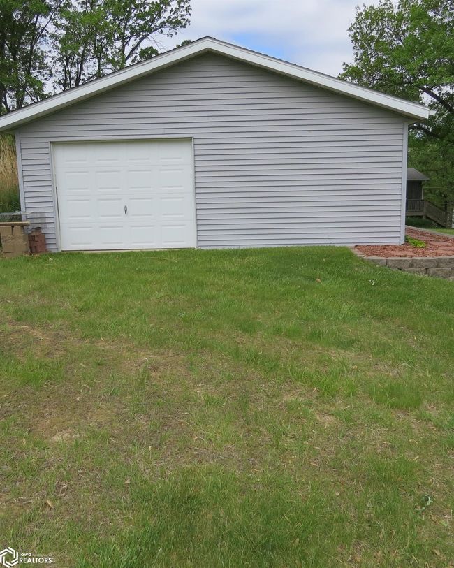 181 Center Point Dr, Home with 3 bedrooms, 2 bathrooms and 5 parking in Montezuma IA | Image 10