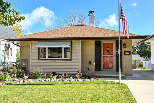 2450 S 95th St, WEST ALLIS, WI, 53227-2338 | Card Image