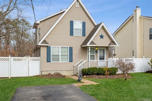 11 The Grn, Shirley, NY, 11967-2908 | Card Image