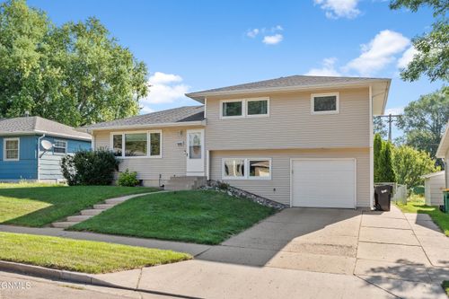 1805 Marian Dr, Bismarck, ND, 58501-1552 | Card Image