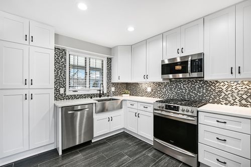 10121 N Lee Ct, Mequon, WI, 53092-5450 | Card Image