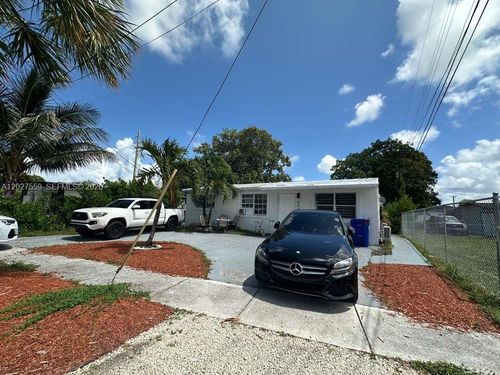 685 Sw 7th Ter, Dania Beach, FL, 33004-3832 | Card Image