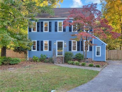 Colonial-style house with a front yard | Image 1