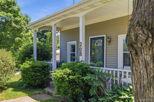 208 Flushing St, Gaines, MI, 48436-7705 | Card Image