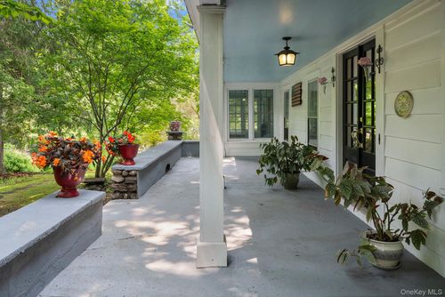 27 Bedford Rd, Pleasantville, NY, 10570-1001 | Card Image